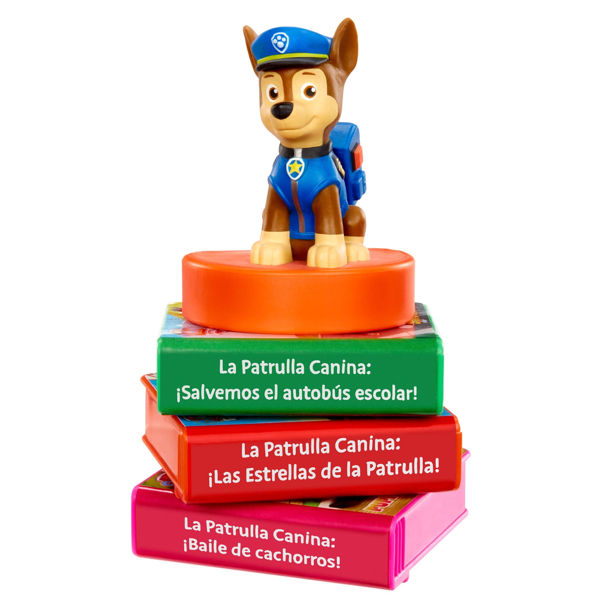 Figura de Chase de 'Paw Patrol' encima de libros coloridos con texto en español.