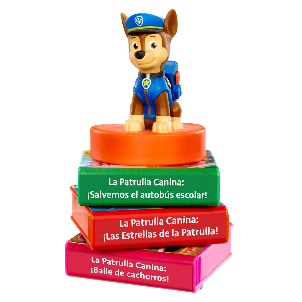 Figura de Chase de 'Paw Patrol' encima de libros coloridos con texto en español.