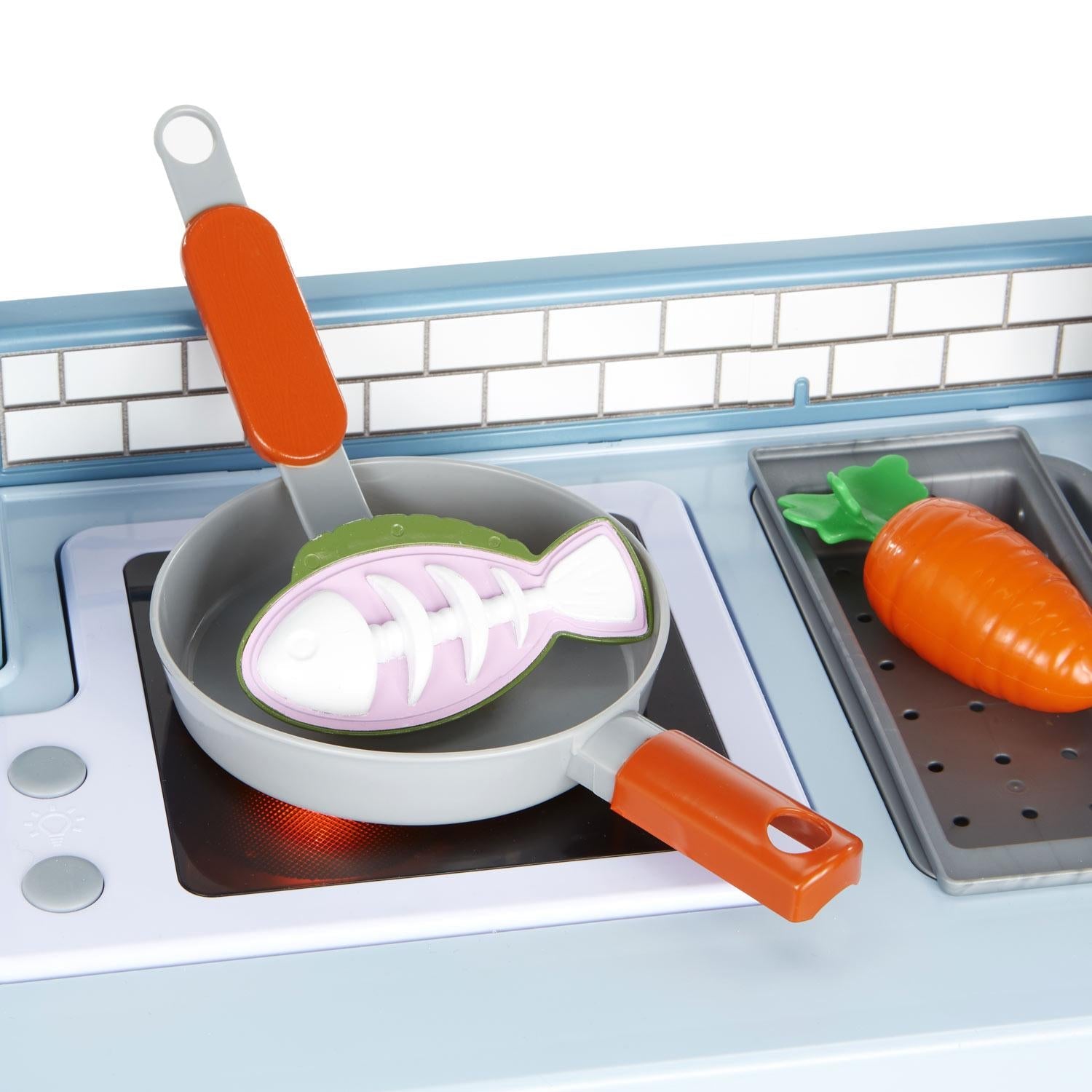 The stovetop lights up when kids push the burner buttons